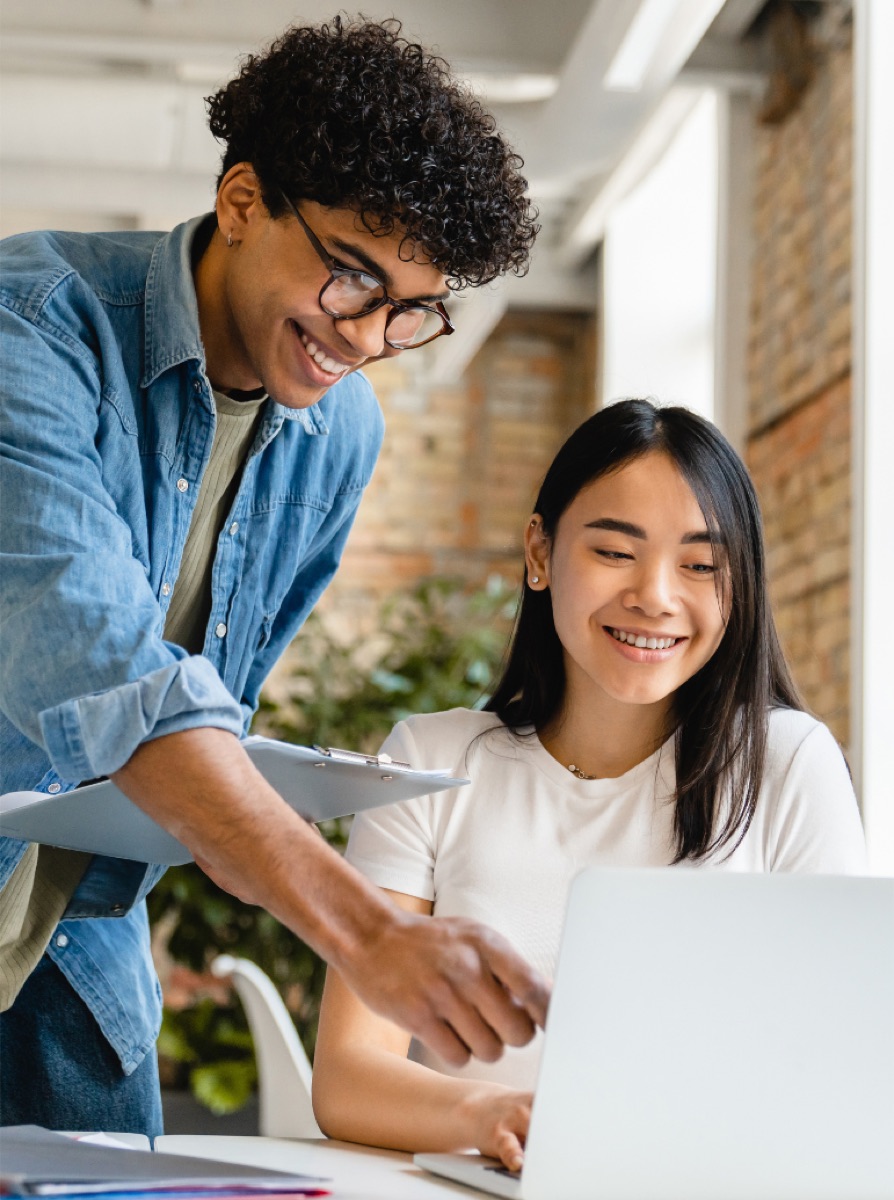 Dos estudiantes trabajando juntos en una laptop