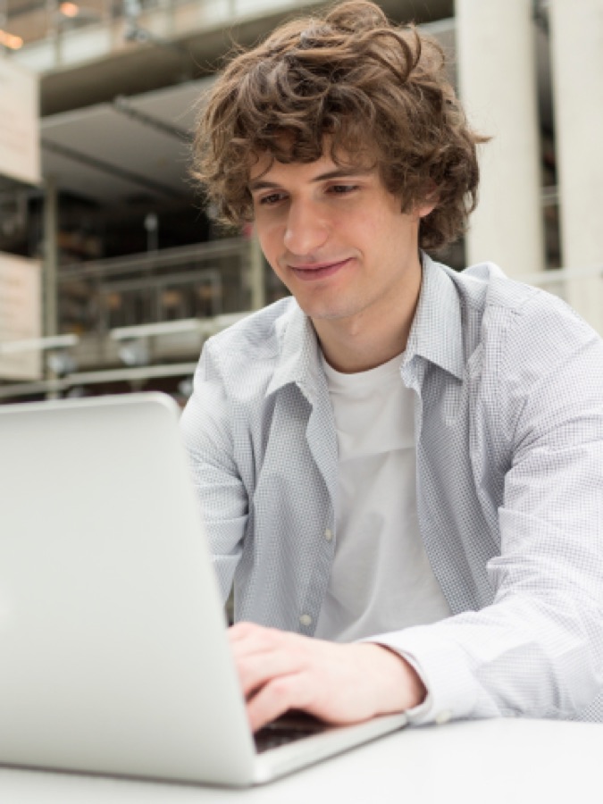 Un estudiante trabajando en una laptop